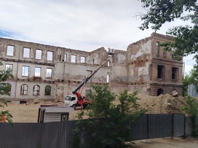  В Семее ради новостройки разобрали стену исторического памятника 