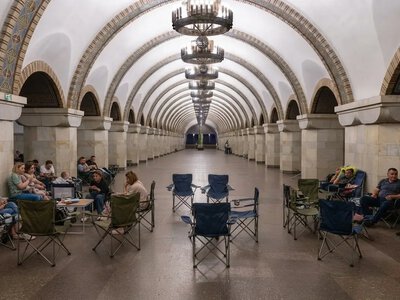 От 10,5 тысяч осталась четверть: столичное метро покупает 3600 новых стульев для станций-укрытий