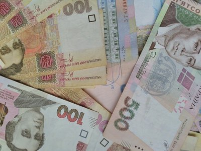 Гривна укрепилась к доллару и евро