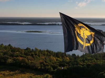 Огромный флаг ГУР Минобороны над Киевской областью: Dronarium Academy поздравила с Днем военной разведки