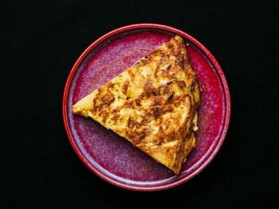 Омлет получится воздушным и вкусным: шеф-повара назвали ингредиент, который добавляют вместо молока