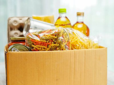 Продуктовые наборы Укрпочтой: кто из пенсионеров может получить и как зарегистрироваться