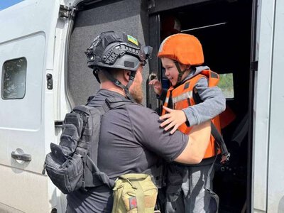 Эвакуированные семьи с детьми получают в транзитных центрах помощь и выплаты