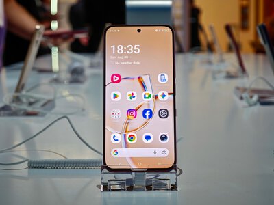 TCL P80 Ultra поєднав OLED і режим електронної книги: смартфон може працювати до семи днів у Max Ink