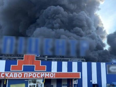 В Прилуках войска рф атаковали торговый центр Эпицентр: на месте работают взрывотехники