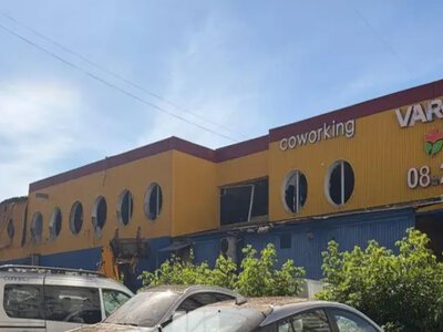 Из-за ночной атаки РФ в Киеве разрушен супермаркет Varus