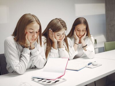 Каждый второй подросток не достигает базового уровня по математике и чтению: результаты PISA-2025