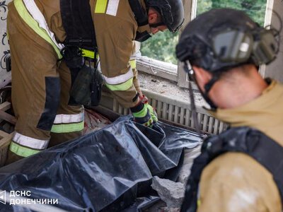 Авиаудары по Краматорску: спасатели из-под завалов достали погибшего