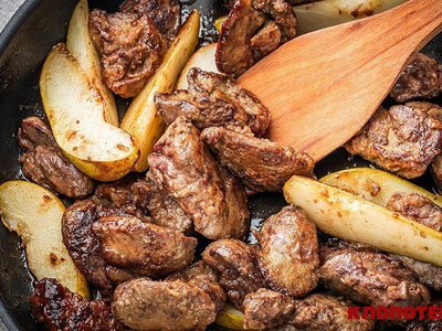 Куряча печінка з грушею та малиновим соусом: ресторанна страва, яку реально приготувати за чверть години