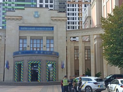  Полиция занялась киевским вузом, который проводил посвящение студентов под открытым небом во время тревоги 