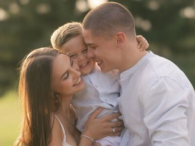 Денис Попов с женой покорили соцсети искренней фотосессией с маленьким сыном