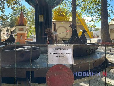 В Николаеве в Сказке на ремонт сняли карусель Дуб: во время работ лопнули четыре стропы (видео)