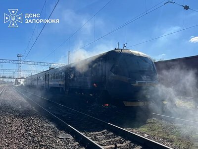 Дрон ударил по пассажирскому поезду в Запорожье: погибла проводница, вагоны загорелись (фото)