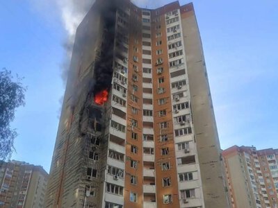 Киевскую многоэтажку всколыхнул взрыв: сотня выбитых окон и пожар, - ФОТО