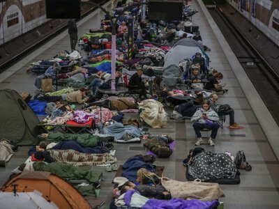 Ночь в метро Киева: сколько людей искали спасения под землей