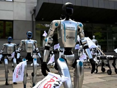 В Варшаве стая роботов вышла на митинг против искусственного интеллекта и массовых увольнений