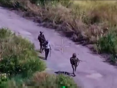 Бойцы 25-го противотанкового батальона эвакуировали гражданского мужчину из района Лимана
