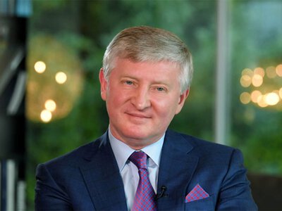 В честь двух юбилеев Ринат Ахметов получил памятную награду УЕФА