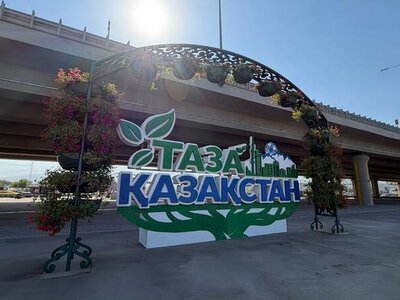 В Алматы установили стелу «Таза Қазақстан» из 50 тыс. крышек, собранных детьми