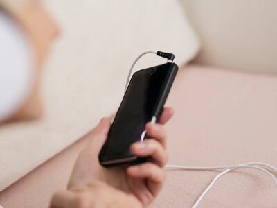 Почему опасно заряжать смартфон под одеялом и подушкой