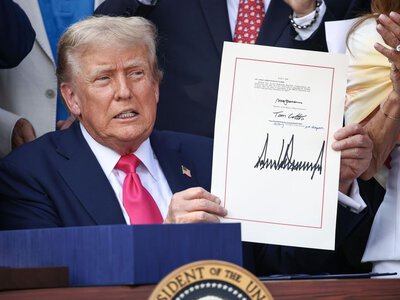 Трамп подарил своим помощникам в Белом доме по 45 тысяч долларов наличными на праздники
