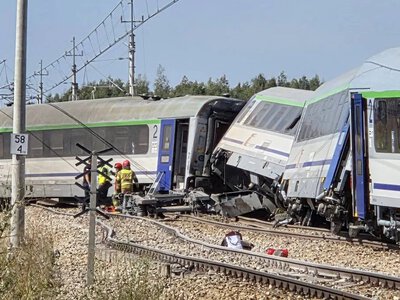 В Польше поезд столкнулся с бетономешалкой и сошёл с рельсов, есть погибшая и раненые