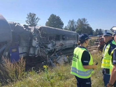  Один человек погиб, 20 пострадали при столкновении поезда с грузовиком в Польше 