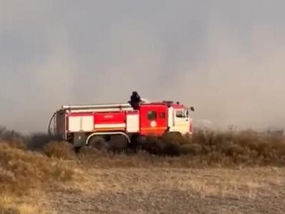 В Каркаралинском районе спасатели тушат природный пожар 