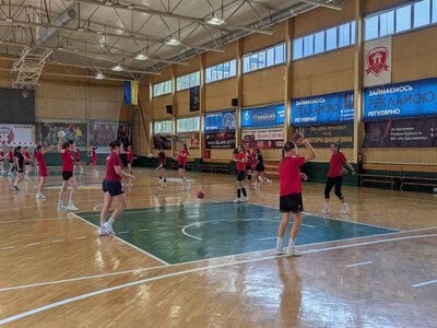 Новая тренерша заставляет девушек попотеть: в Ровно нацелились на медали гандбольной Суперлиги