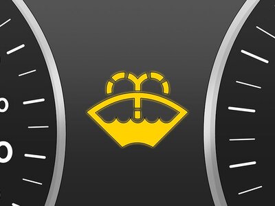 На панелі загорілася ця лампочка: коли омивач закінчився, а коли проблема вже не в рідині