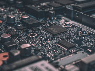 Тонкий кристал змінює світіння із синього на жовте й робить невидиме механічне напруження видимим