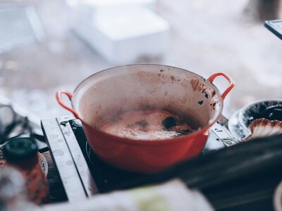 Сильно пригоревшая кастрюля: этот способ размягчит нагар без использования металлического скребка