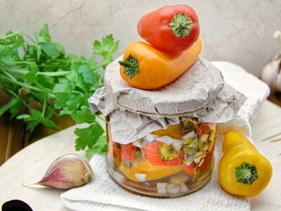 Запечений перець у банках: часник і зелень роблять цю закрутку зовсім не схожою на звичайний маринований перець