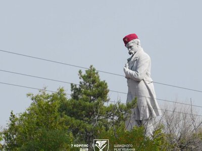 Десантники установили национальный рекорд в Днепре: самый большой бордовый берет надели на самый высокий в Украине памятник Шевченко