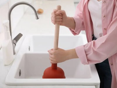 Вода стоит и появился неприятный запах: как прочистить забитую раковину за 10 минут