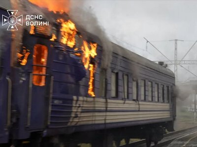В Луцке после российского удара загорелись вагоны поезда (фото, видео)