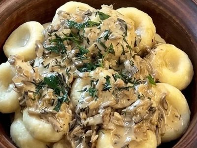 Картопляні палюшки з вершково-грибним соусом: українська страва, яку варто повернути в домашнє меню