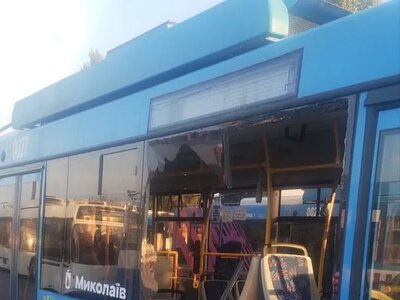 После атаки на Николаев поврежден троллейбус: сегодня на маршруты выйдут машины с автономным ходом