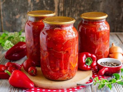 Класичне лечо з великими шматочками перцю: проста закрутка, яку готують в одній каструлі
