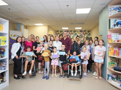 «Ліки від лікарняних буднів»: Євген Хмара та проєкт «Здійсни мрію» подарували казку пацієнтам «Охматдиту»
