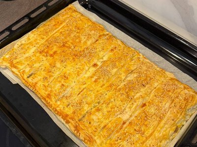 Готове листкове тісто рятує вечерю: пиріг із куркою, грибами, вершками та сирною скоринкою