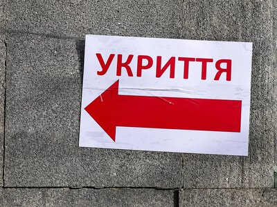 На 30–40 человек каждое: в Киеве на остановках общественного транспорта начнут устанавливать мобильные укрытия