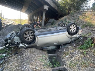 У Запоріжжі авто впало з мосту: водійку підозрюють у вживанні наркотиків
