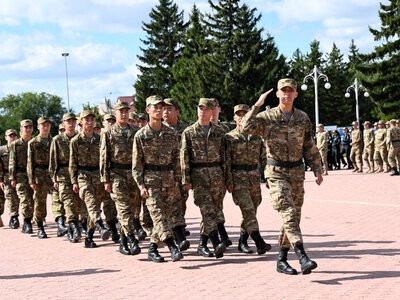 Западно-Казахстанская область поддержала эстафету «Сарбаз жолы»: призывников проводили на службу в Алматы