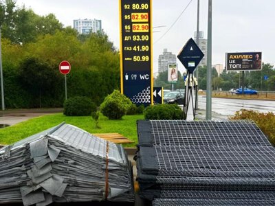 На столичных заправках Укрнафты начали монтировать защитные сооружения после атак