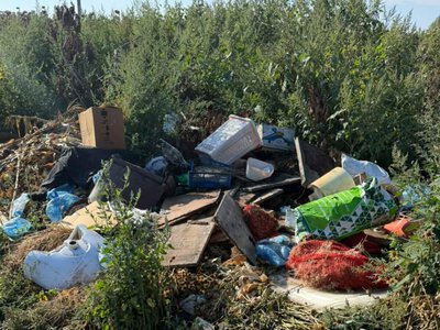 Целое поле превратили в свалку: в Киевской области обнаружили масштабное засорение