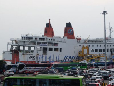 У Яванському морі перекинувся пором із 243 людьми: шестеро загинули, щонайменше 129 вважаються зниклими