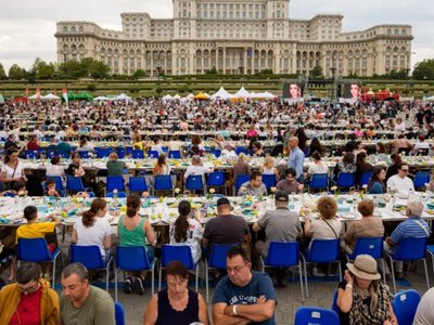 В столице Румынии установили мировой рекорд по самому длинному столу из переработанных материалов