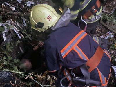 В Фастове мужчина упал в погреб и не смог выбраться: на помощь вызвали ГСЧС