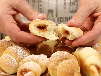 Пісні рогалики з варенням із найпростіших продуктів: м’яке дріжджове тісто без яєць і молока